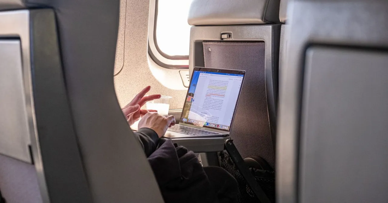 Reiseratgeber Tipps: Kostenloses WLAN im Flugzeug 2026: welche Airlines es bieten und welche Flüge du buchen solltest