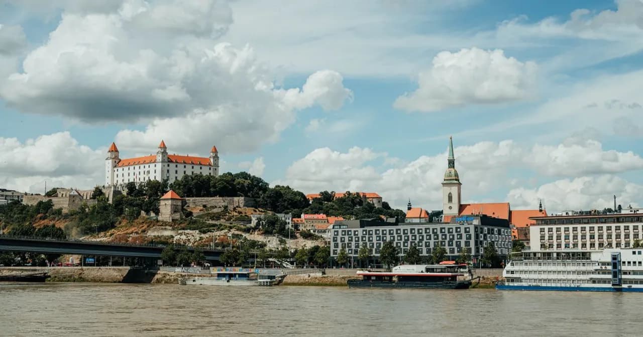De burcht van Bratislava boven de oude stad aan de Donau, op een uur treinen van Wenen.