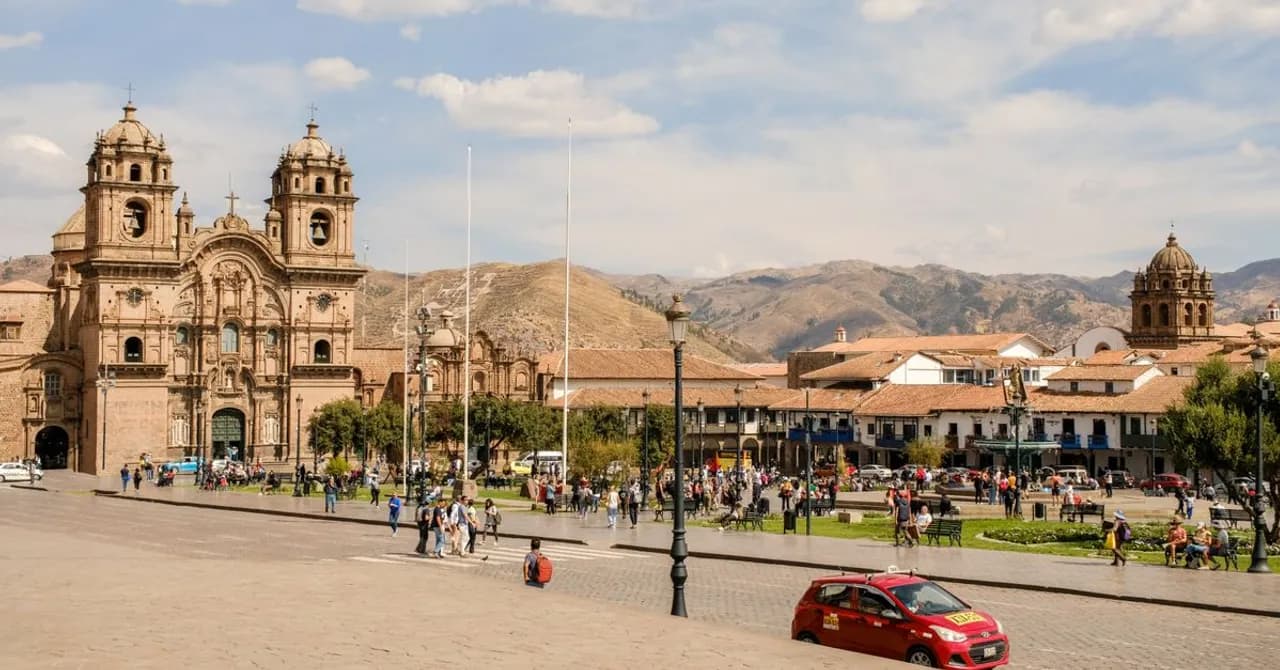 Kolonialarkaden und Ziegeldächer rund um die Plaza de Armas in Cusco, Peru