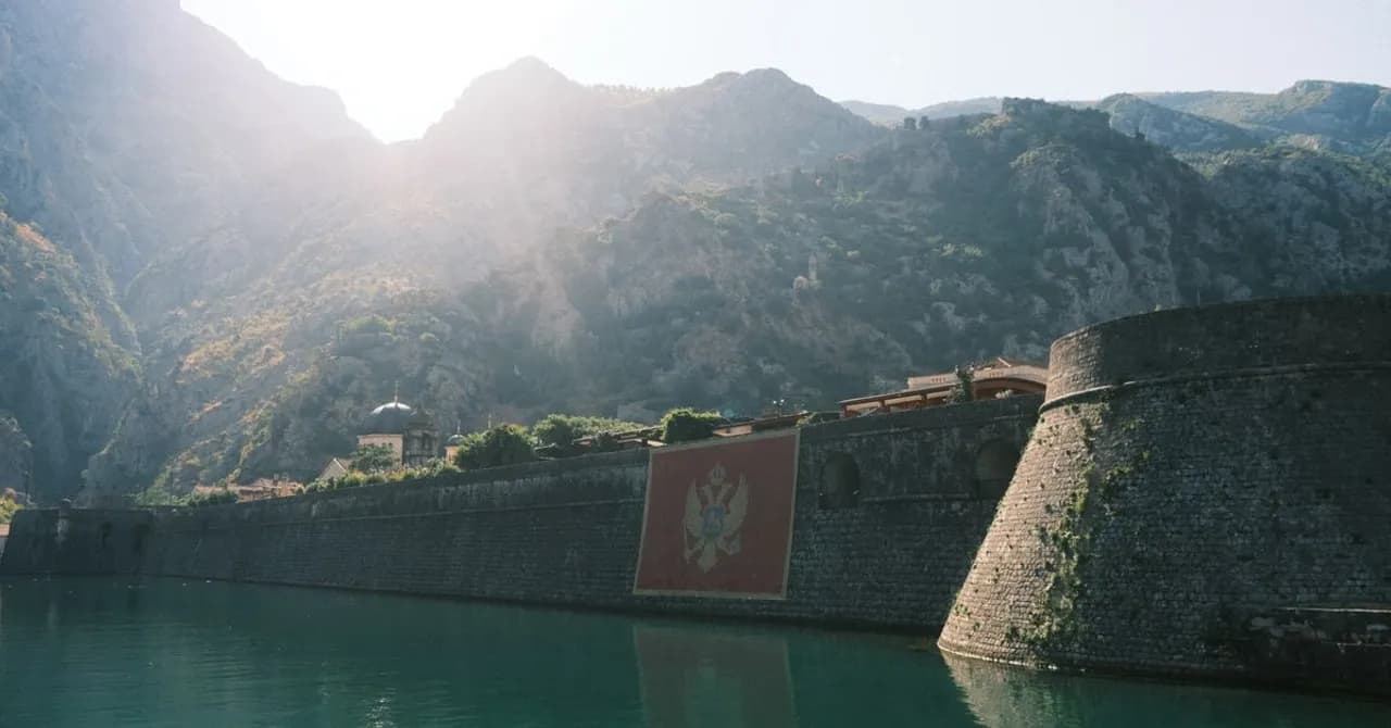Die Mauern der Altstadt von Kotor mit der Bucht und den Bergen dahinter