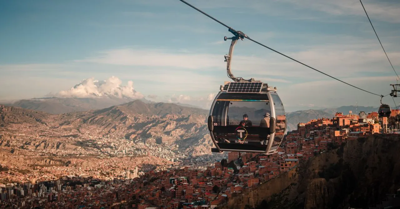 Kabinen des Seilbahnnetzes Mi Teleferico über der dicht bebauten Hanglage von La Paz