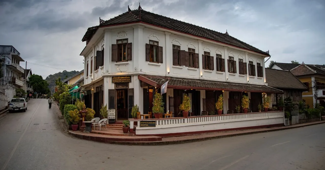 Una casa bottega coloniale francese con le persiane chiuse in una via tranquilla del Laos