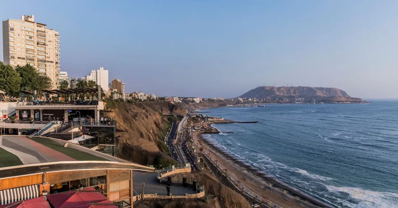 Steilküste und Pazifik vom Stadtteil Miraflores in Lima aus gesehen