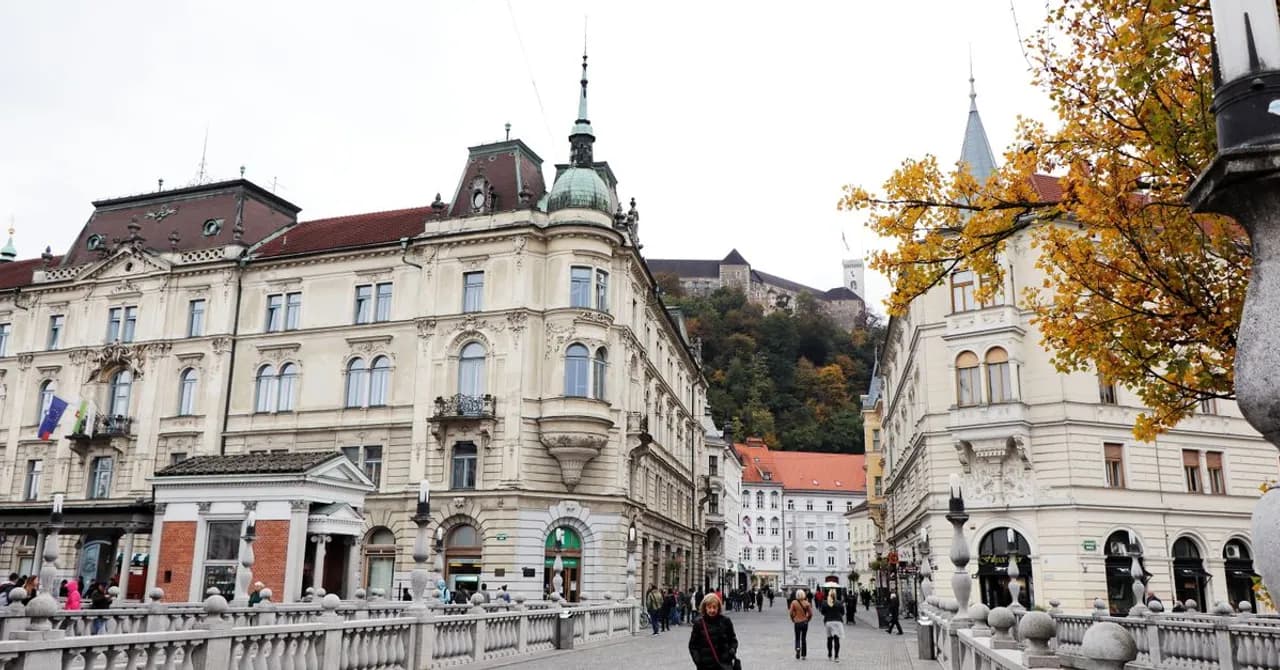 Das Flussufer im Zentrum von Ljubljana mit der Burg auf dem Hügel dahinter
