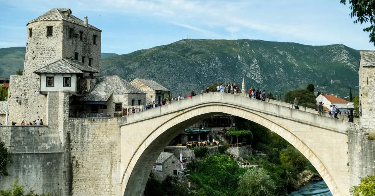 Die osmanische Brücke Stari Most über der Neretva in Mostar