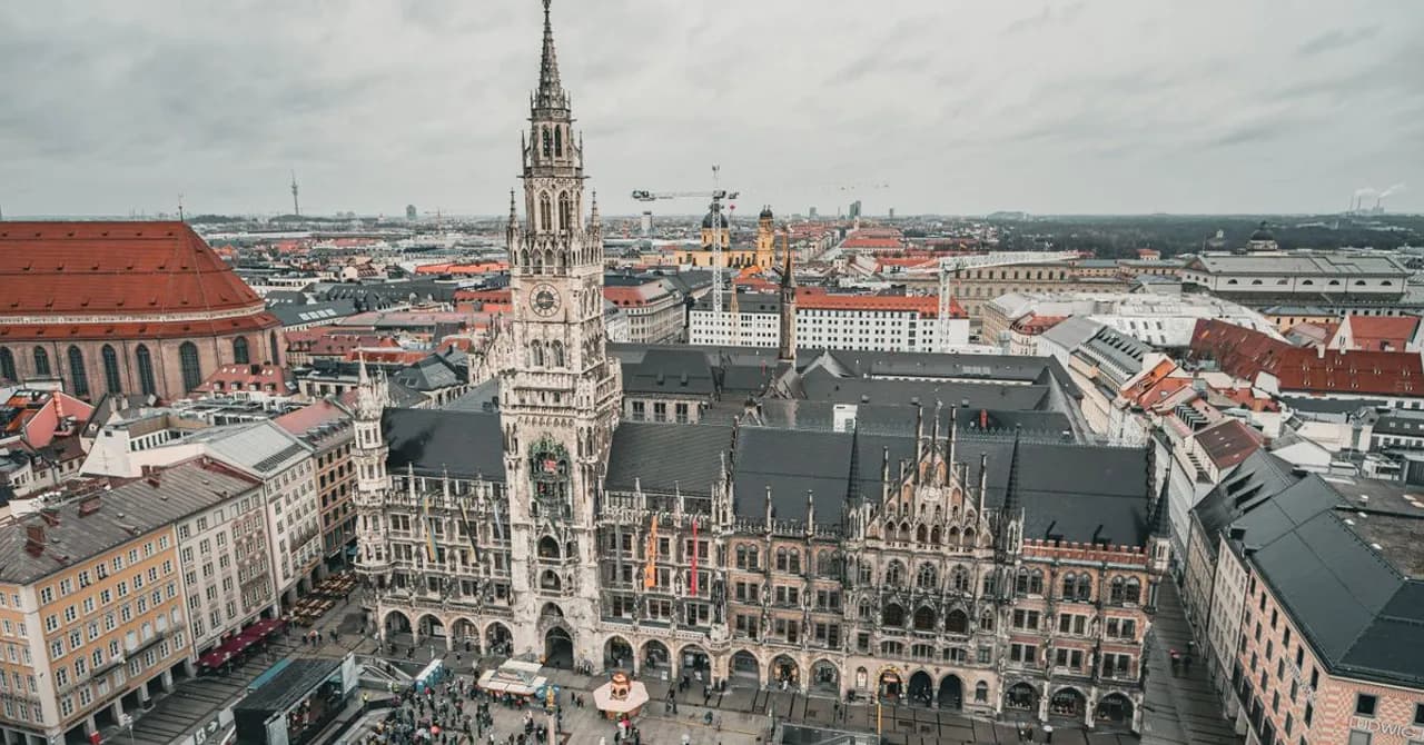 Das neugotische Rathaus am Münchner Marienplatz mit seinem Glockenturm