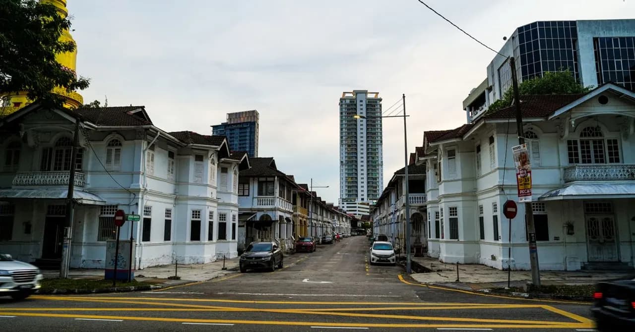 Shophäuser aus der Kolonialzeit säumen eine Straße in George Town, Penang