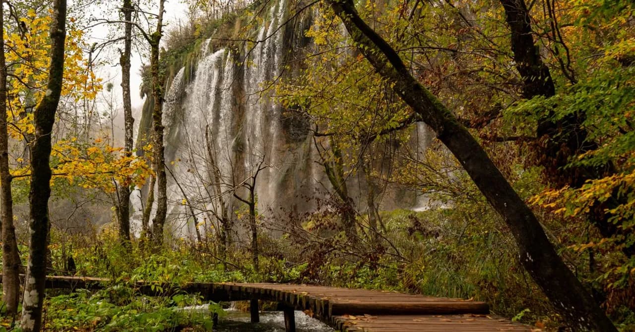 Holzstege neben einem Wasserfall in den Plitvicer Seen in Kroatien