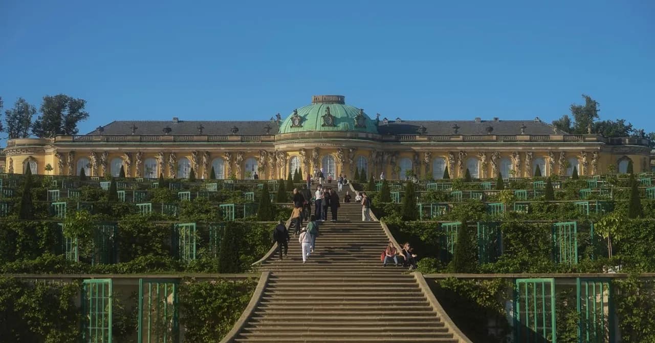 Slot Sanssouci in Potsdam boven de wijnterrassen, op korte treinafstand van Berlijn.
