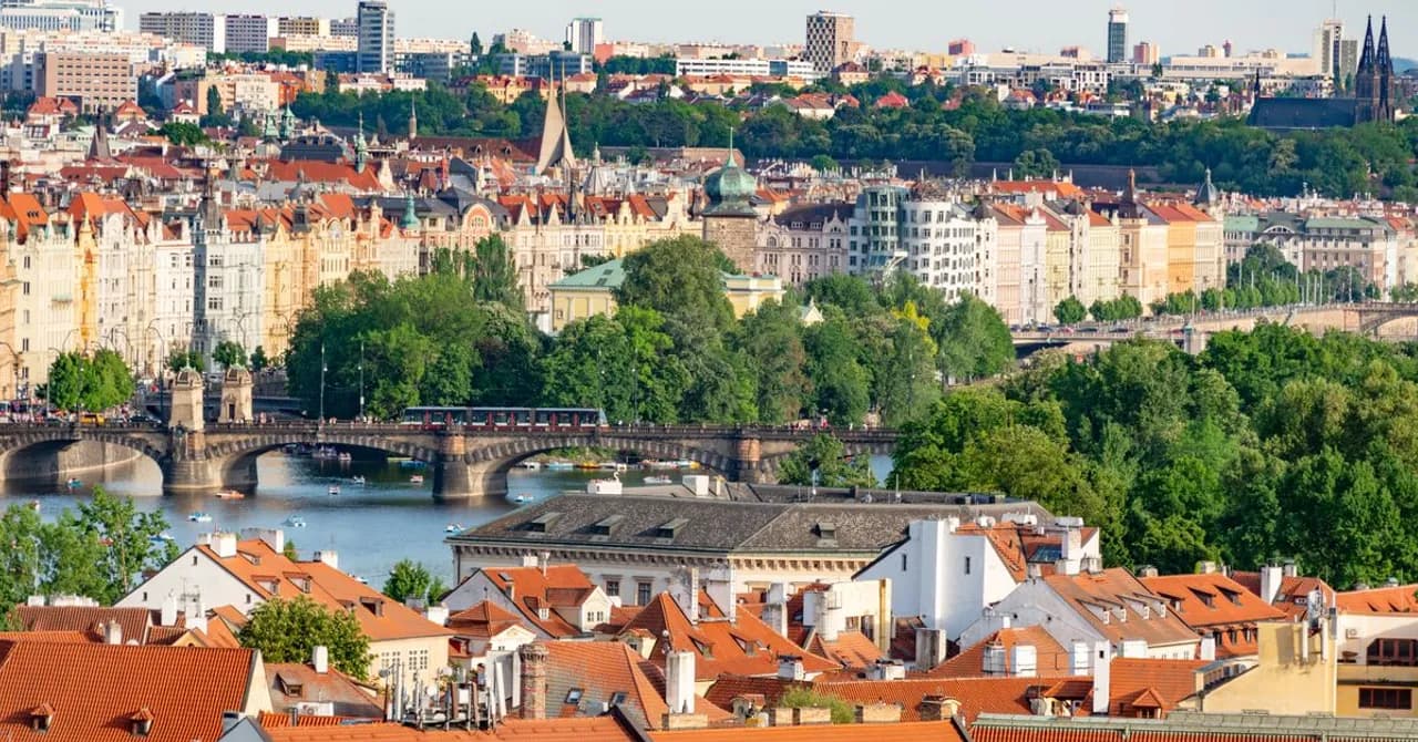 De daken van Praag en de bruggen over de Moldau, gezien vanaf een heuvel.