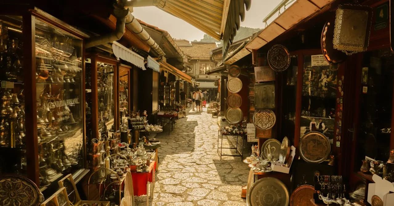 Kupferwerkstätten und Stände im Basarviertel Baščaršija in Sarajevo