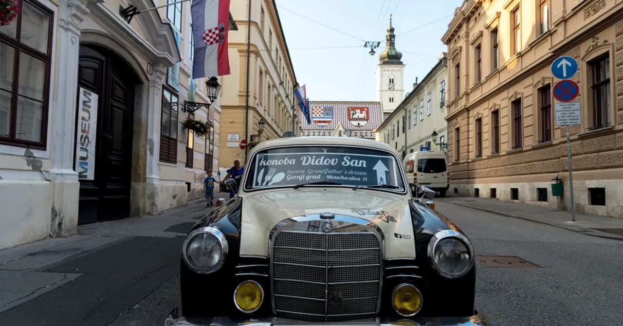 Eine Gasse in der Zagreber Oberstadt mit kroatischen Flaggen und historischen Häusern