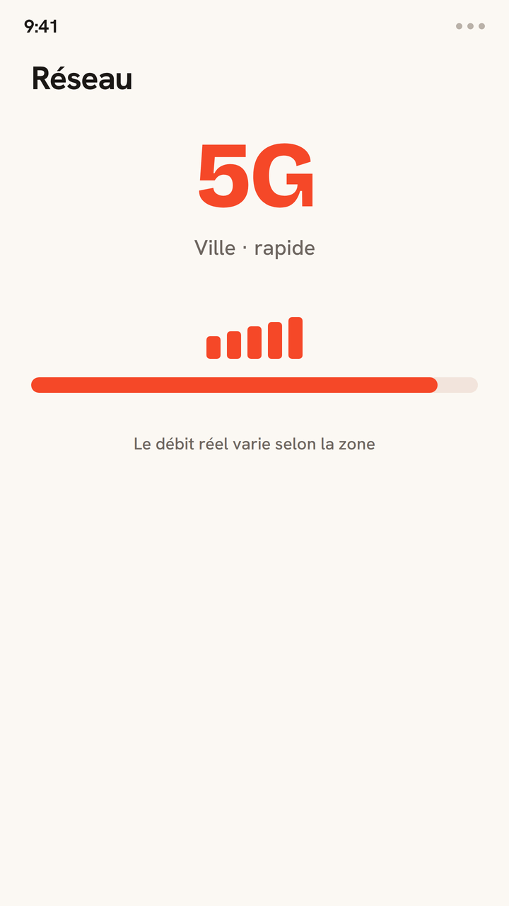 Animation comparant la vitesse réseau sur une eSIM de voyage : 5G complète avec des barres rapides en ville, retombant à une 4G stable avec un débit plus faible en zone rurale.