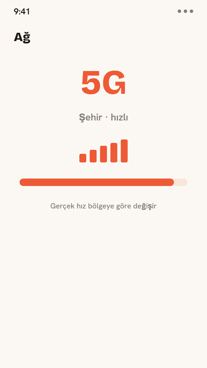 Bir seyahat eSIM'inde ağ hızını karşılaştıran animasyon: şehirde hızlı çubuklarla tam 5G, kırsalda daha düşük hız göstergesiyle dengeli 4G'ye düşer.