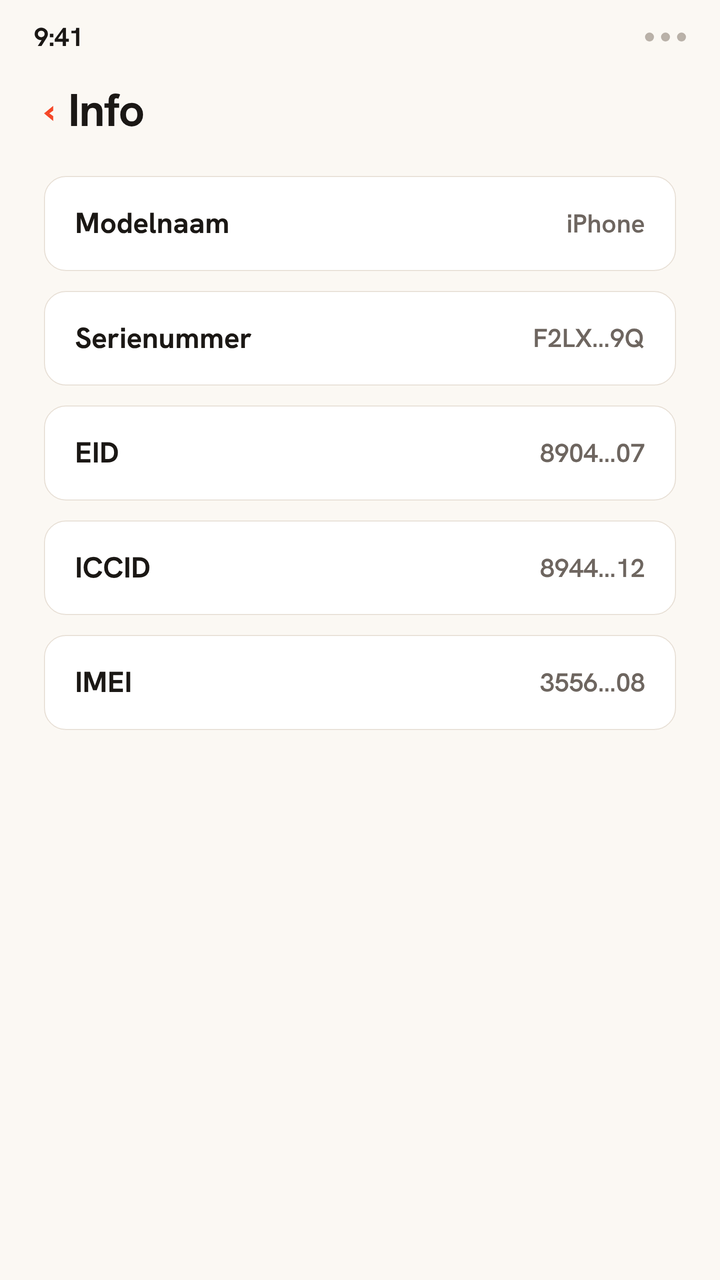Animatie van het scherm Info op een iPhone waarin eerst de EID-regel en dan de ICCID-regel wordt gemarkeerd en gekopieerd, zodat je ziet waar je deze eSIM-nummers op je toestel vindt.