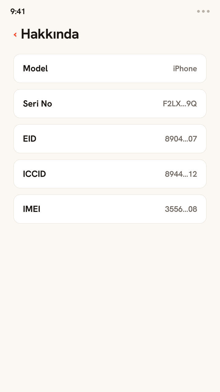 Bir iPhone'un Hakkında ekranında önce EID sonra ICCID satırlarının vurgulanıp kopyalandığı, bu eSIM tanımlayıcılarını telefonunda nerede bulacağını gösteren animasyon.
