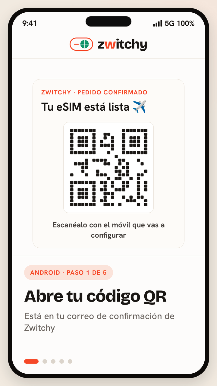Tutorial animado de cinco pasos para instalar una eSIM de viaje de Zwitchy en un teléfono Android: abre el código QR desde tu correo de confirmación de Zwitchy; en Ajustes abre el Administrador de SIM y toca Añadir eSIM y luego Escanear código QR; escanea el código QR con la cámara y confirma la descarga; nombra el perfil como Zwitchy Travel y selecciónalo como tu SIM de datos manteniendo tu SIM principal para llamadas; y al aterrizar, activa el roaming para conectarte a una red asociada local.